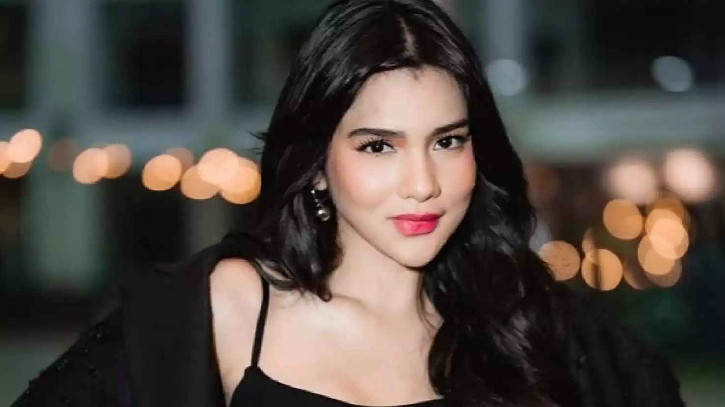 Bintang film Ipar Adalah Maut, Davina Karamoy