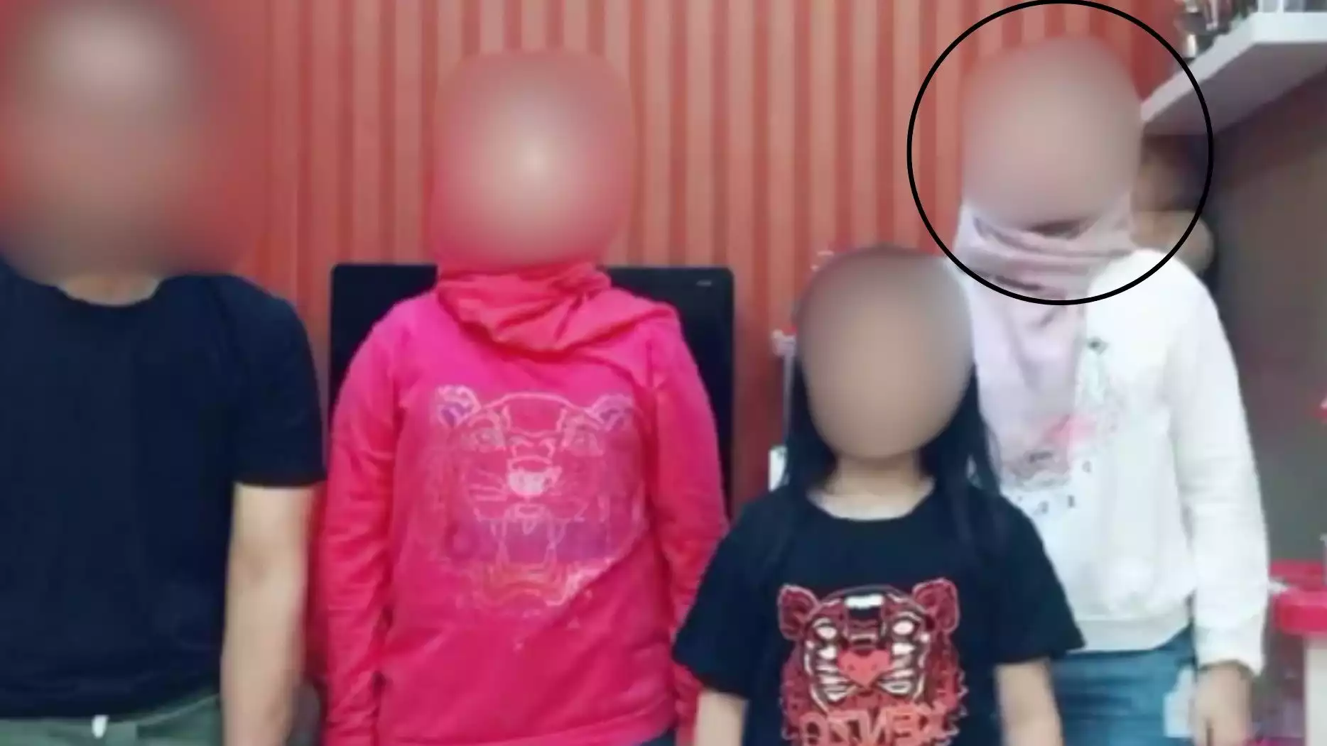 Ibu (lingkaran hitam) di Medan diduga dibunuh anaknya (baju hitam)