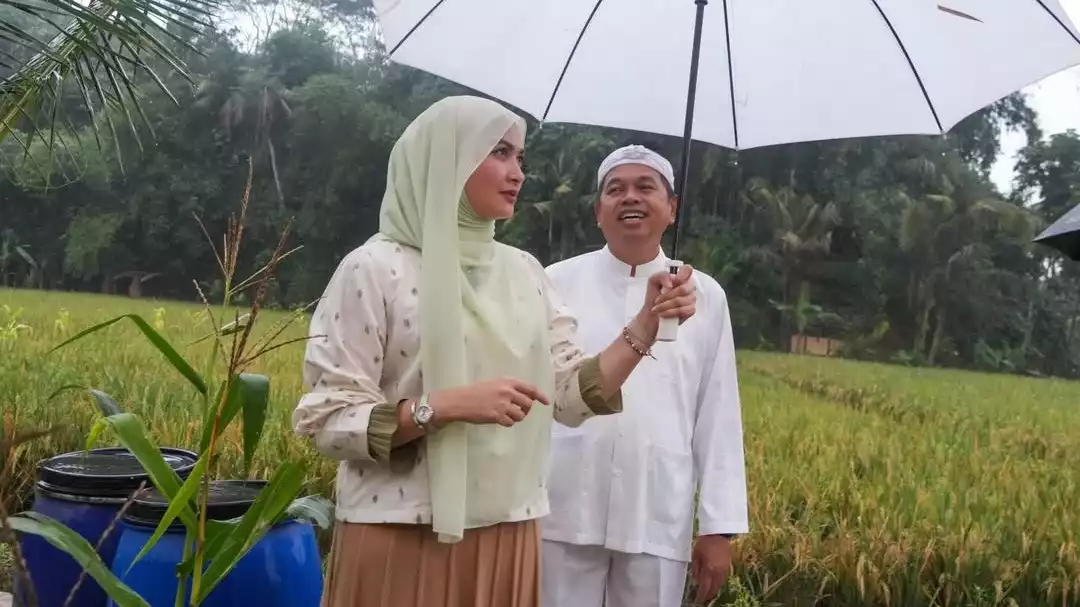 Young Syefura & Gubernur Jawa Barat, Dedi Mulyadi saat berkeliling di Lembur Pakuan