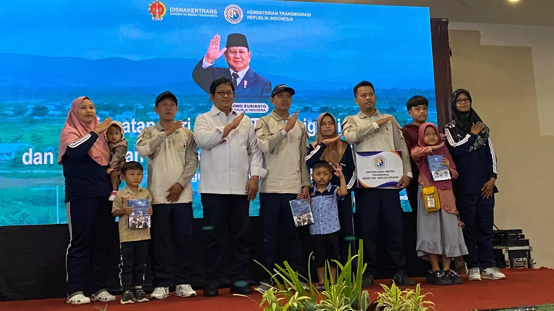 Wakil Menteri Transmigrasi Viva Yoga Mauladi dalam pelepasan transmigran dari Yogyakarta ke Sulawesi, Minggu (14/12/2025)