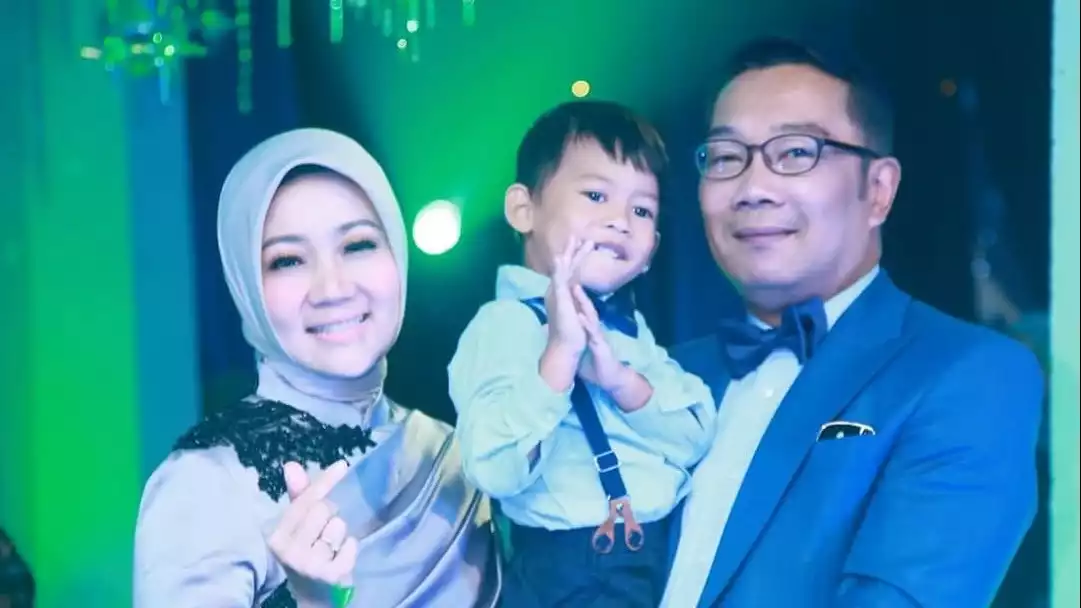 Foto kebersamaan Ridwan Kamil, Atalia Prararatya dan putranya, Arkana.