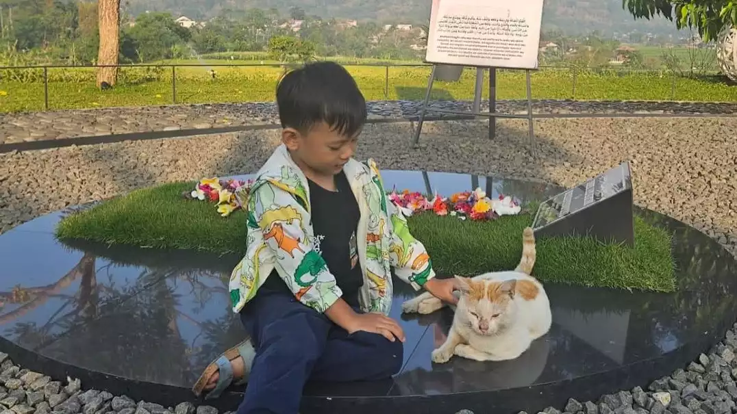 Potret Arkana Aidan di makam Eril.