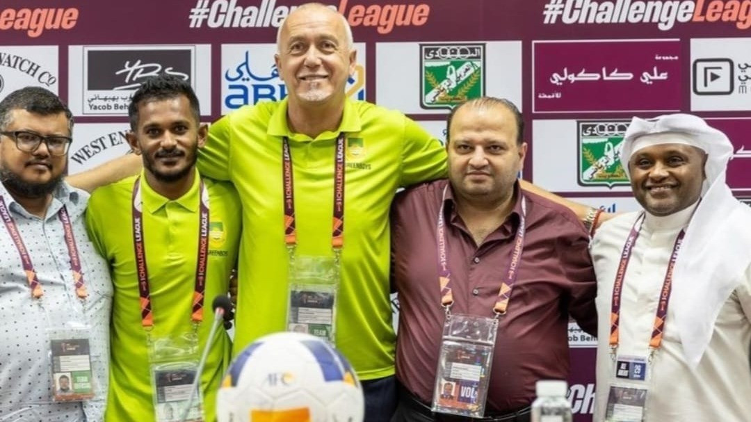 Janjikan Persebaya Gelar Juara, Dragan Djukanovic Akui Siap Tangani Bajul Ijo dan Puji Bonek sebagai Fenomena Langka Dunia
            - galeri foto