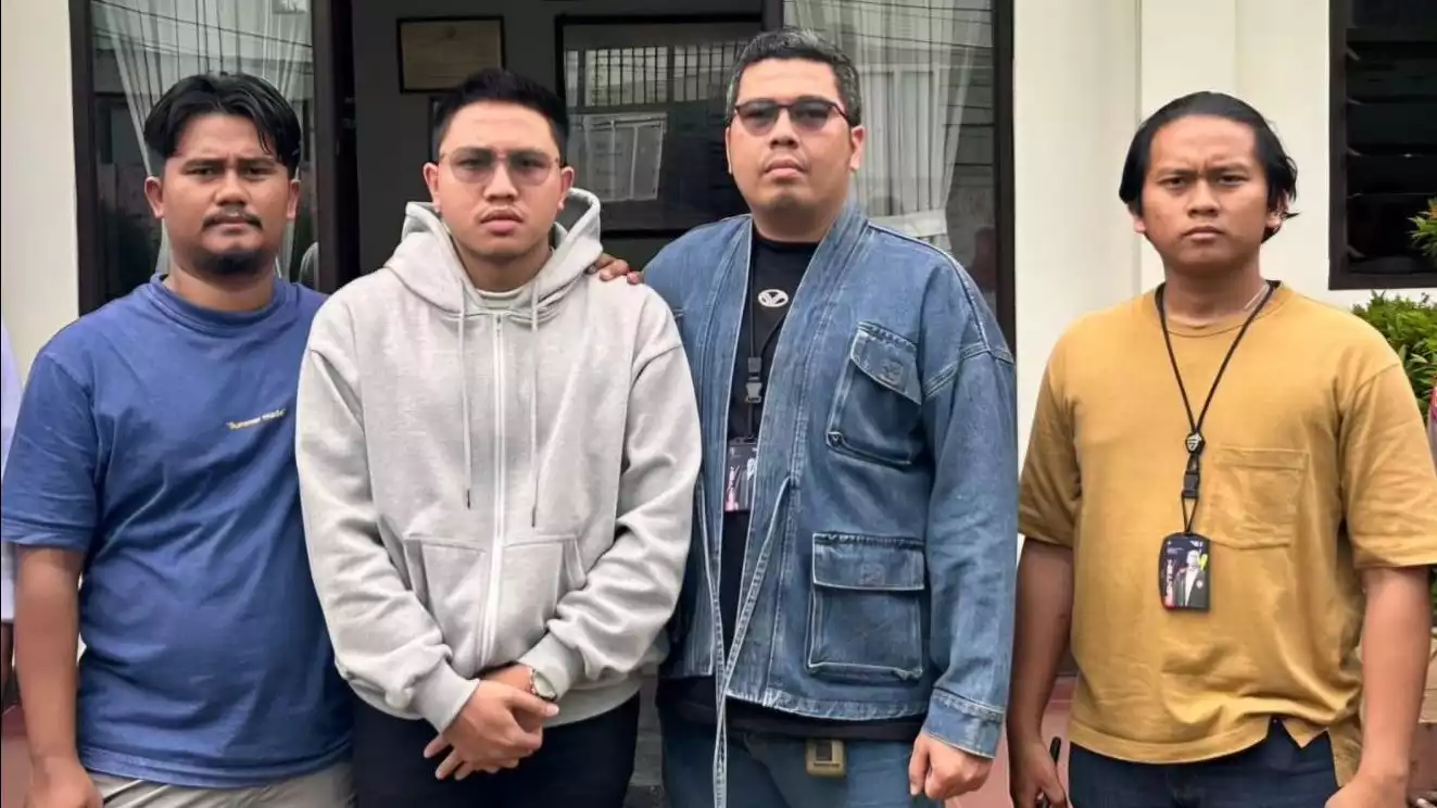 Konten Kreator Adimas Firdaus alias Resbob digelandang polisi usai ditangkap di daerah Jawa Tengah