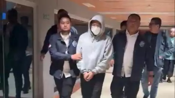 Konten Kreator Adimas Firdaus alias Resbob digelandang polisi usai ditangkap di daerah Jawa Tengah