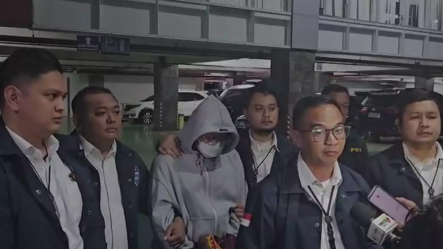 Konten Kreator Adimas Firdaus alias Resbob digelandang polisi usai ditangkap di daerah Jawa Tengah