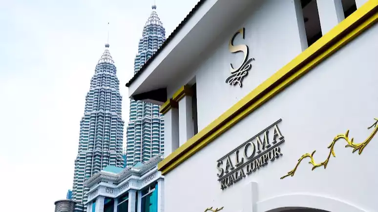 Saloma Kuala Lumpur dengan latar belakang Menara Kembar Petronas (KLCC).