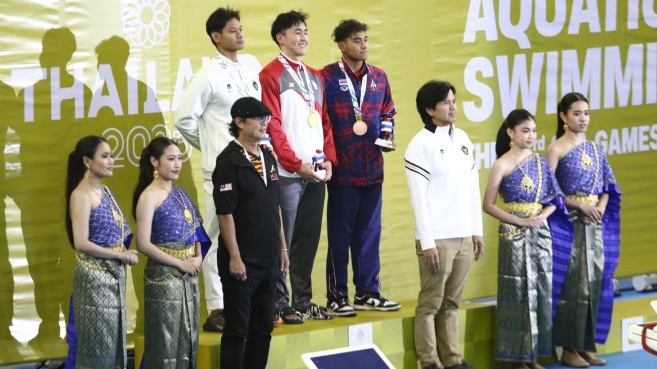 Perenang Indonesia, Joe Aditnya bersama Ketua Harian PB Akuatik Indonesia, Harlin E. Rahardjo di Podium SEA Games 2025