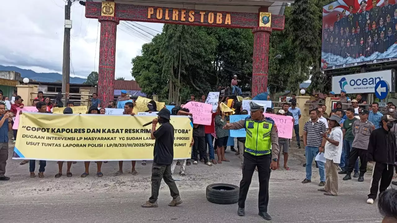 Warga dengan berbagai poster dan spanduk tuntut Kapolres dan Kasat reskrim Dicopot.