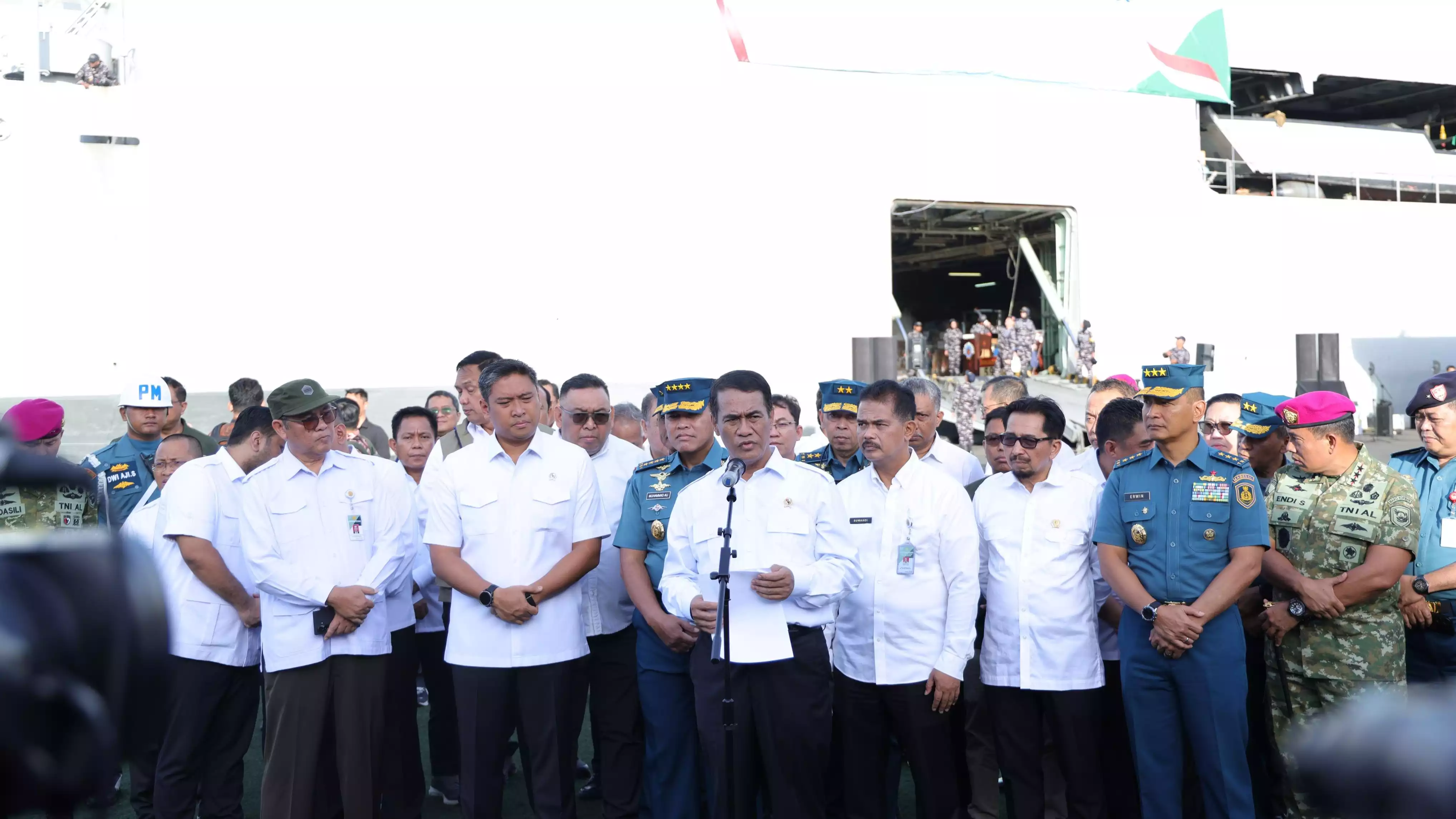 Mentan Amran dan Kepala Staf TNI Angkatan Laut (KASAL) Laksamana TNI Muhammad Ali melepas bantuan bencana tahap III dengan KRI Makassar.