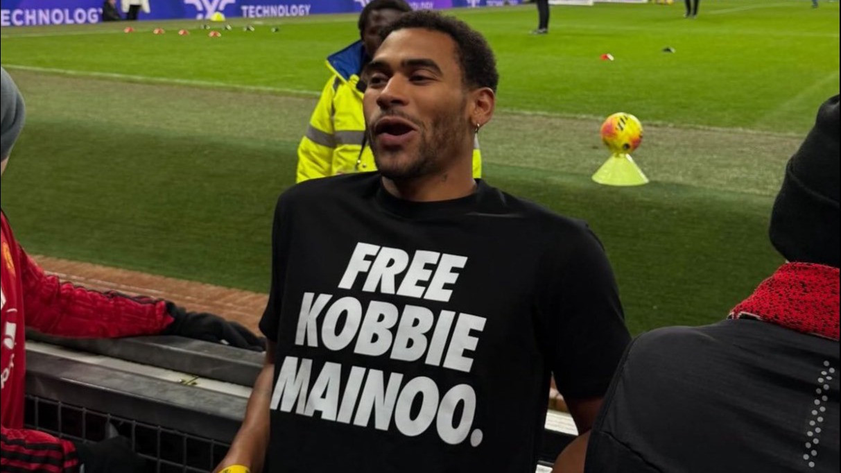 Ruang Ganti MU Mulai Retak? Saudara Kobbie Mainoo Beri Sindiran Keras Buat Ruben Amorim Lewat Kaus bertuliskan "BEBASKAN MAINOO"
            - galeri foto