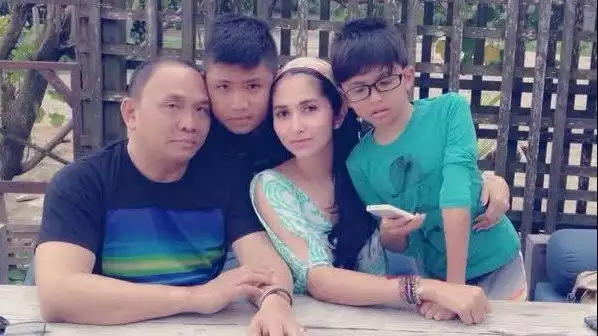 Foto masa kecil keluarga Resbob dan Bigmo