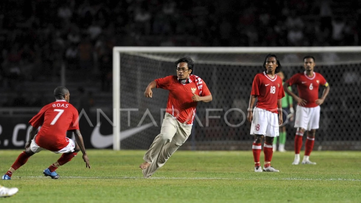 Suporter Timnas Indonesia Hendri Mulyadi saat Pitch Invader di Stadion GBK pada Kualifikasi Piala Asia 2011