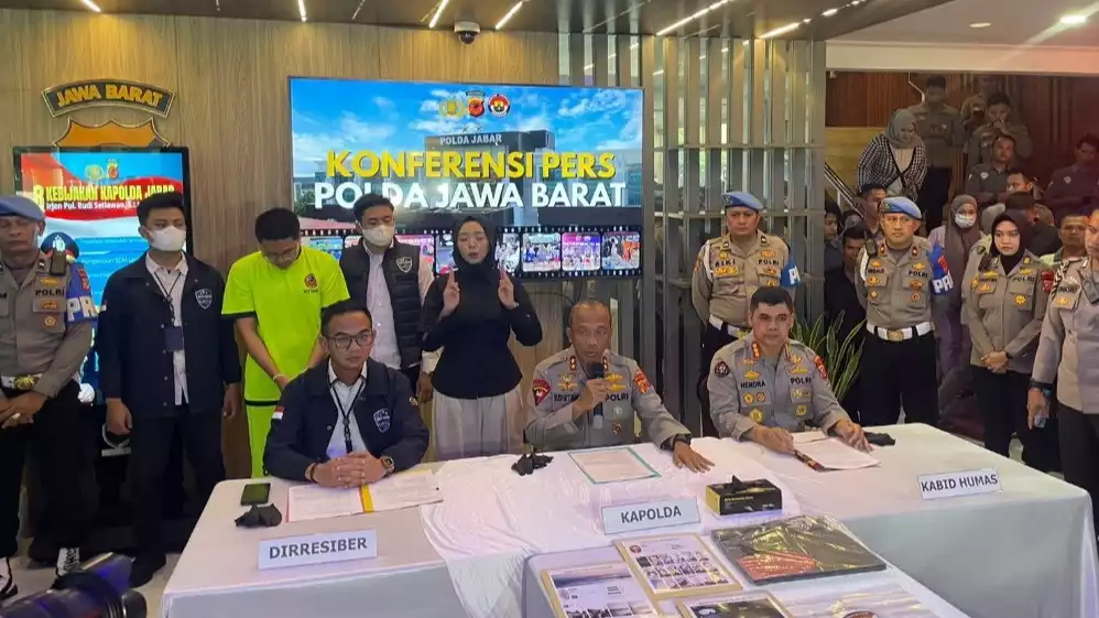 Konferensi pers kasus Resbob di Mapolda Jabar Kota Bandung Rabu (17/12/ 2025) sore.