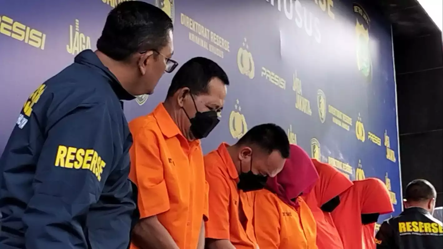 Tersangka kasus aborsi ilegal di Apartemen Bassura, Jakarta Timur