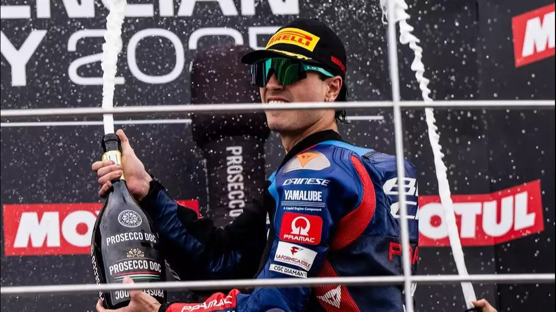 Yamaha mulai melirik Izan Guevara sebagai kandidat kuat untuk naik ke kelas MotoGP pada musim 2027. 