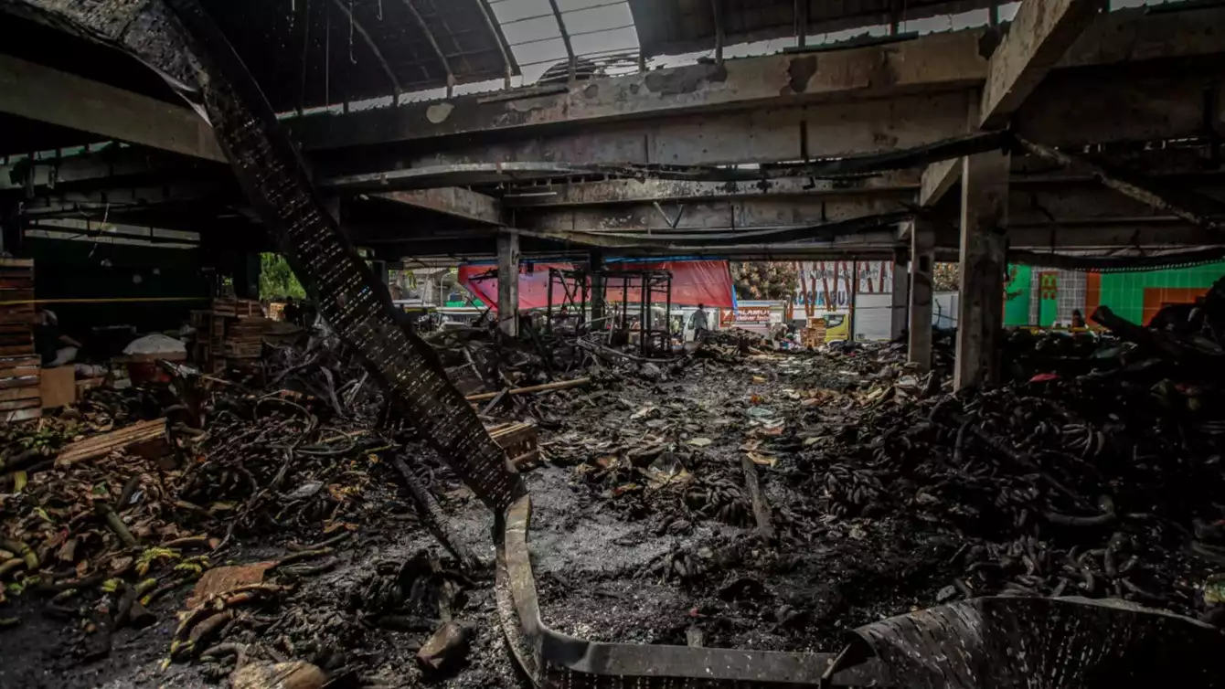 Berita Foto: Aktivitas Pedagang Pasar Induk Kramat Jati Pasca Kebakaran
