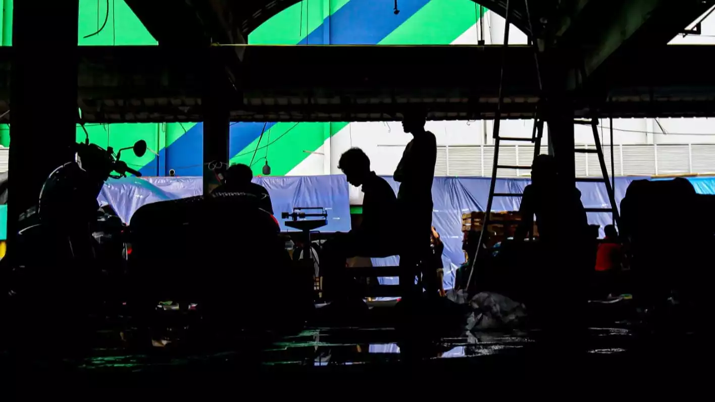 Berita Foto: Aktivitas Pedagang Pasar Induk Kramat Jati Pasca Kebakaran