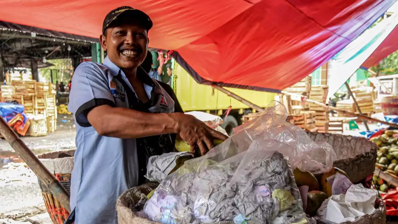 Berita Foto: Aktivitas Pedagang Pasar Induk Kramat Jati Pasca Kebakaran