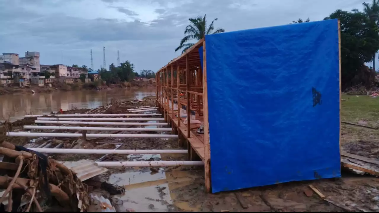 Satgas Aman Nusa II Aceh Tamiang melaksanakan pembangunan dan penyaluran fasilitas MCK (Mandi, Cuci, Kakus) umum di bawah Jembatan Kuala Simpang, Kecamatan Karang Baru, Kabupaten Aceh Tamiang.