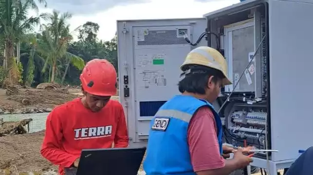 Telkomsel berhasil memulihkan 99% layanan komunikasi di Sumatra Barat pascabanjir dan longsor dengan menyiagakan 43 genset serta menambah perangkat satelit di titik terisolasi.
