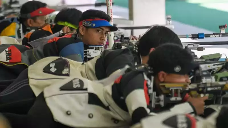 Atlet Menembak Indonesia Fathur Gustafian (ketiga kiri)