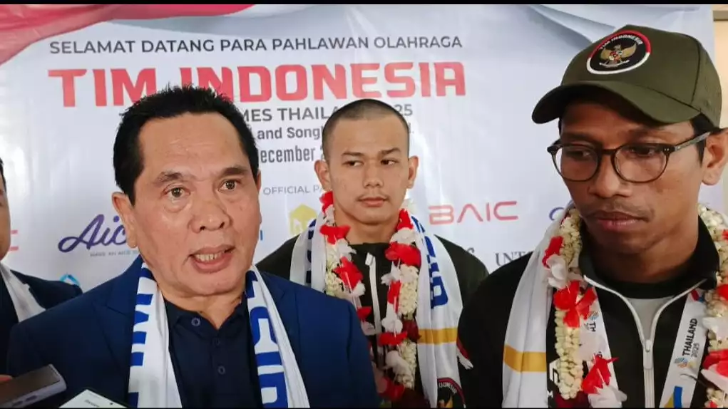 Wakil Ketua Umum Bidang Organisasi PB Akuatik Indonesia, Sarman Simanjorang saat Menyambut Timnas Polo Air Indonesia