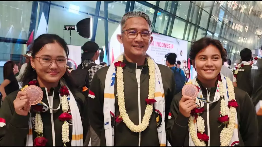 Atlet Loncat Indah Indonesia, Linar Betiliana dan Galdies bersama Pelatih, Ronaldy Herbintoro