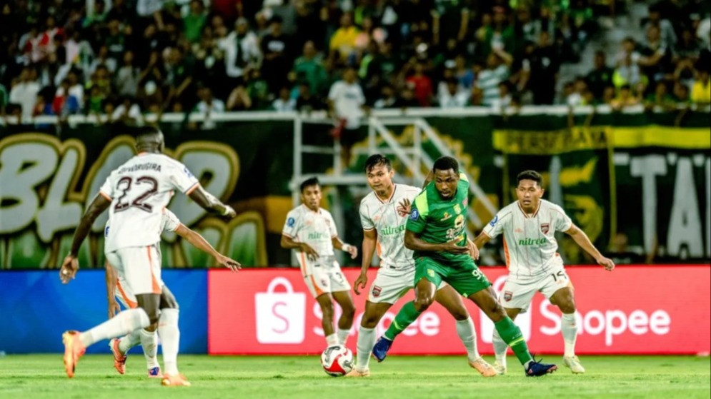 Coach Shin Bahagia Persebaya Cetak Gol Lewat Set Piece ke Gawang Borneo FC 
            - galeri foto