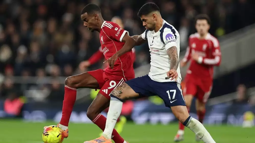 Alexander Isak berduel dengan Cristian Romero saat Liverpool hadapi Tottenham Hotspur