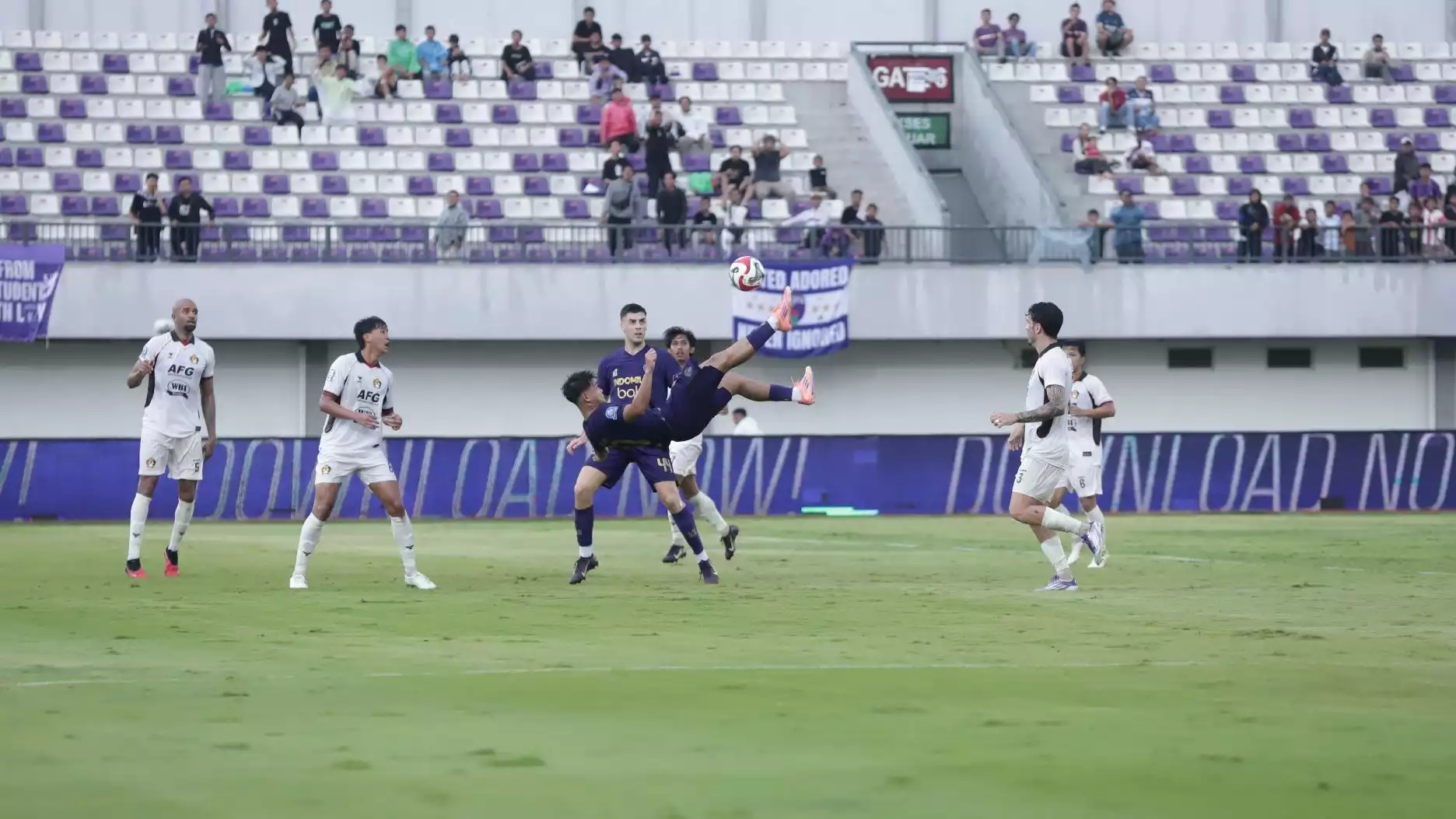 Hokky Caraka Cetak Gol Salto