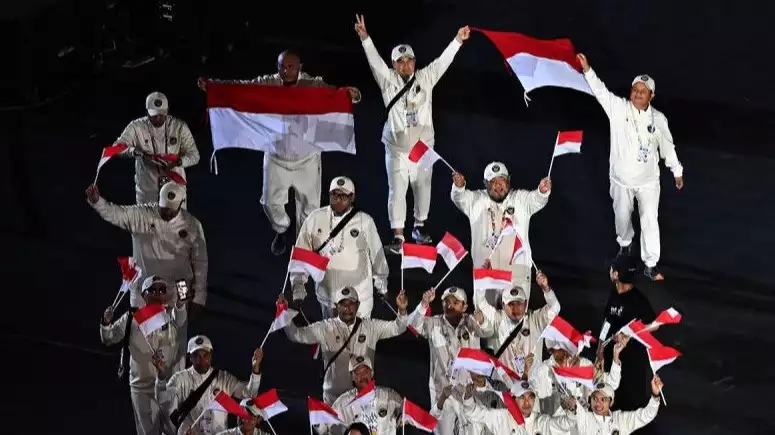 Atlet dan ofisial kontingen Indonesia mengikuti defile saat upacara penutupan Sea Games 2025 di Stadion Rajamangala, Bangkok, Thailand, Sabtu (20/12).