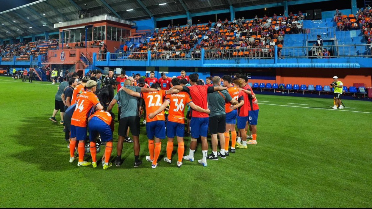 Pemain dan Pelatih Timnas Indonesia Berbondong-bondong Kirim Doa untuk Asnawi Mangkualam, Port FC Tegas Ambil Sikap
            - galeri foto