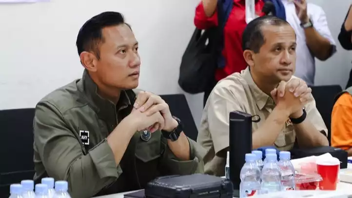 Agus Harimurti Yudhoyono (kiri)