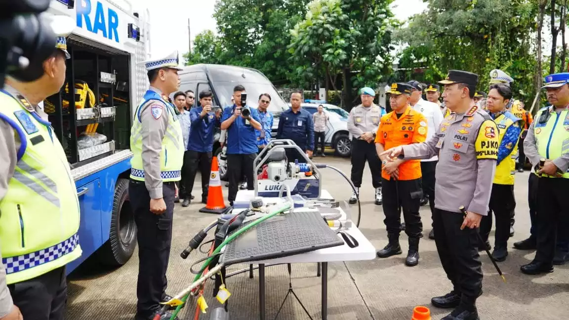 Kapolri Jenderal Listyo Sigit Prabowo meninjau langsung Jasa Marga Toll Road Command Center, Jatiasih, Bekasi, Jawa Barat.