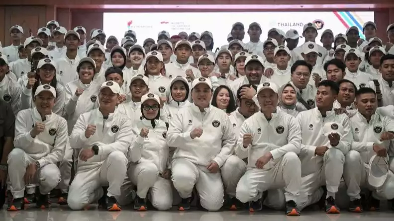 Menpora Erick Thohir (tengah bawah), Wamenpora Taufik Hidayat (kiri bawah), berfoto bersama atlet usai upacara pengukuhan tim Indonesia untuk SEA Games 2025 di kantor Kemenpora, Jakarta, Jumat (5/12).