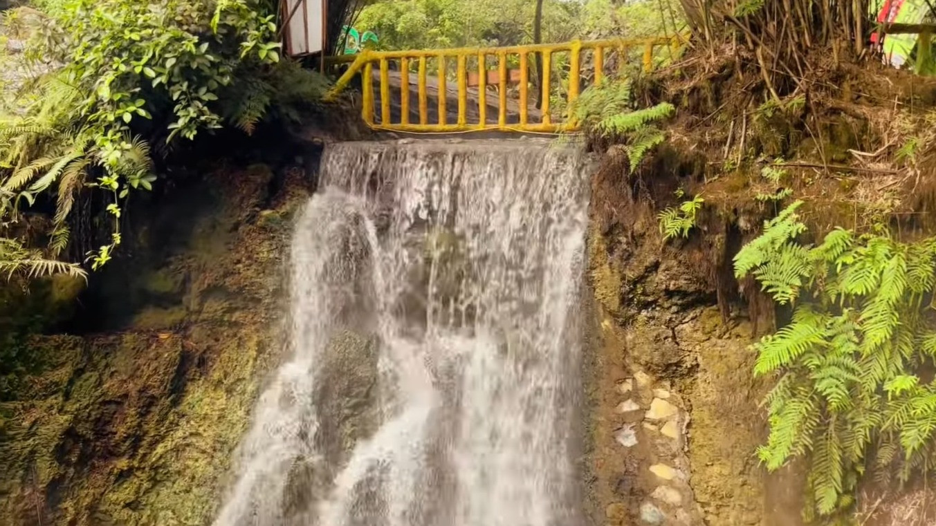 Tempat wisata pemandian air panas Sari Ater di kawasan Ciater, Subang
