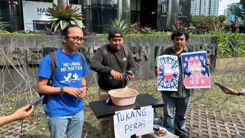Indonesia Corruption Watch (ICW) bersama Kontras membuat laporan pengaduan masyarakat ke KPK di Gedung Merah Putih KPK, Jakarta, Selasa (23/12/2025).