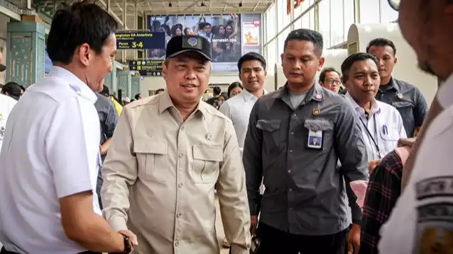 Berita Foto: Kapolri dan Menhub Tinjau Kesiapan Pengamanan Nataru di Stasiun Pasar Senen