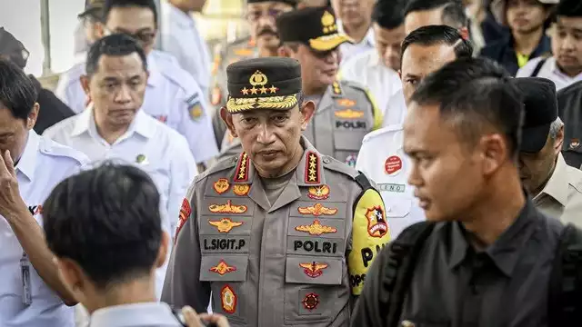 Berita Foto: Kapolri dan Menhub Tinjau Kesiapan Pengamanan Nataru di Stasiun Pasar Senen