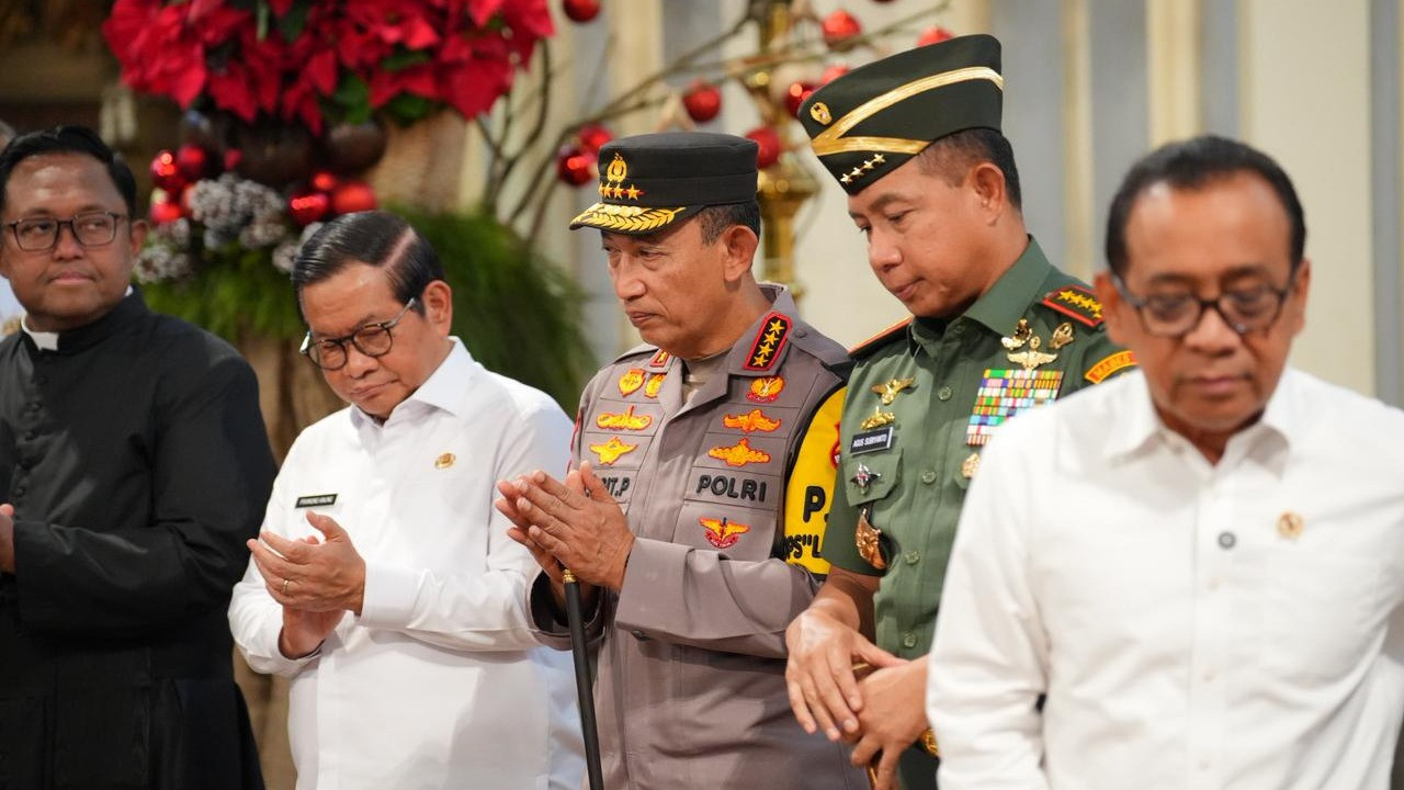 Kapolri Jenderal Listyo Sigit Prabowo melakukan peninjauan langsung ke Gereja Katedral dan GPIB Immanuel Jakarta Pusat.