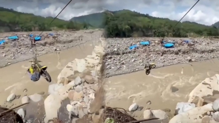 Sling tali Wabup Aceh Tengah, Muchsin Hasan putus saat menyeberangi sungai