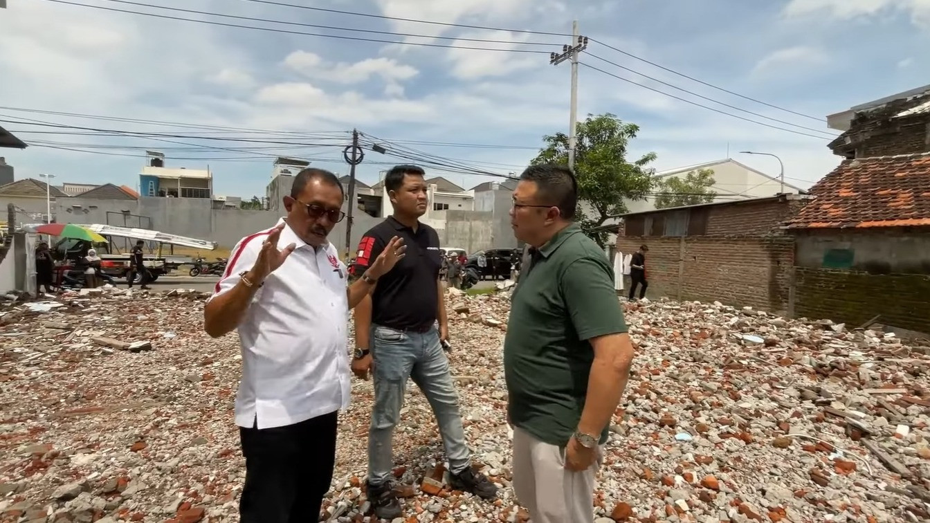 Wakil Wali Kota Surabaya, Armuji saat sidak ke rumah nenek Elina Widjajanti dirobohkan Samuel dan rombongan diduga oknum ormas Madas