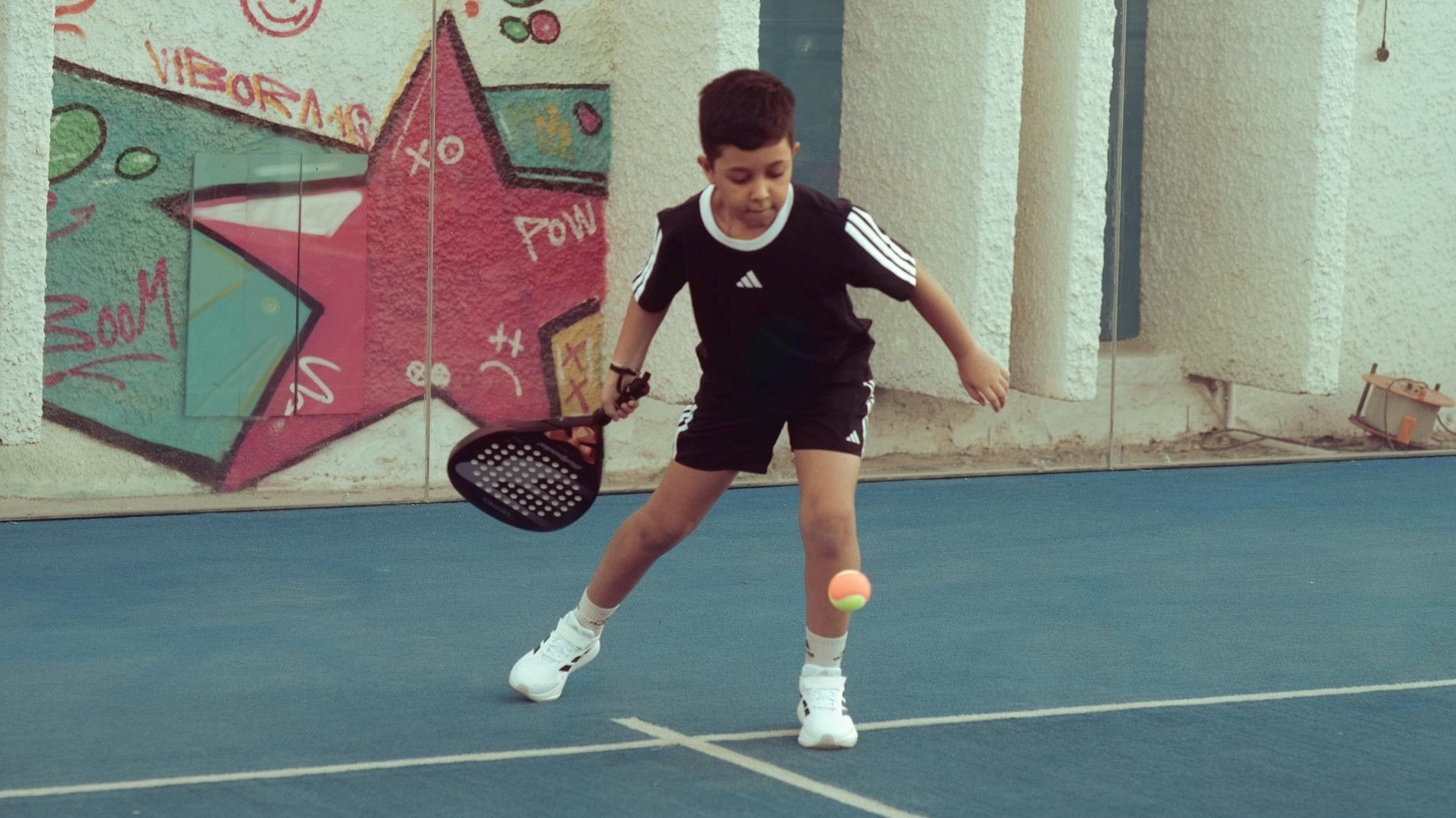 Ilustrasi anak-anak berolahraga padel