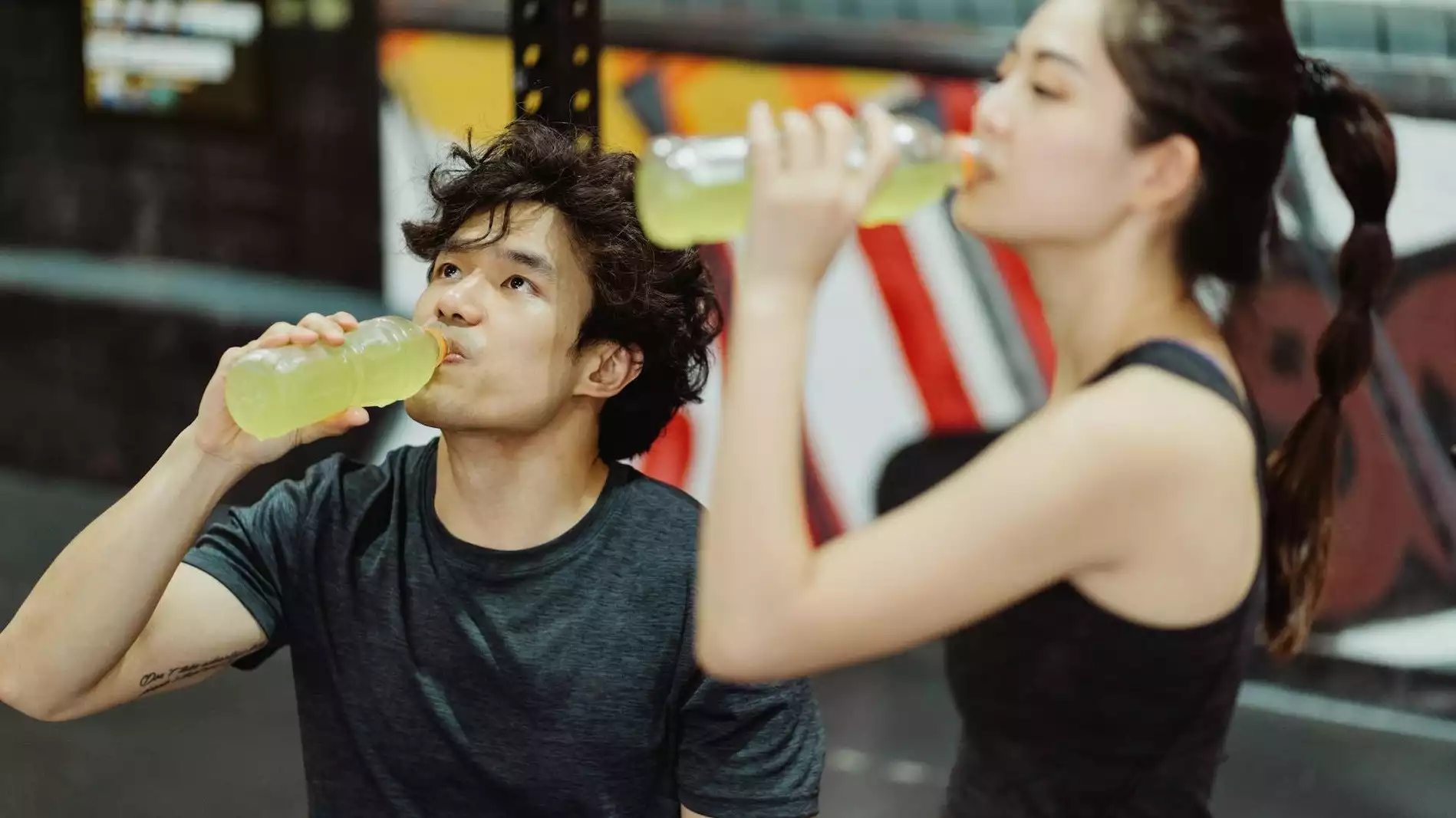 Ilustrasi meminum minuman elektrolit