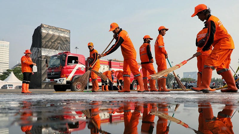 Pasukan Orange membersihkan sampah di sejumlah titik Jakarta.
