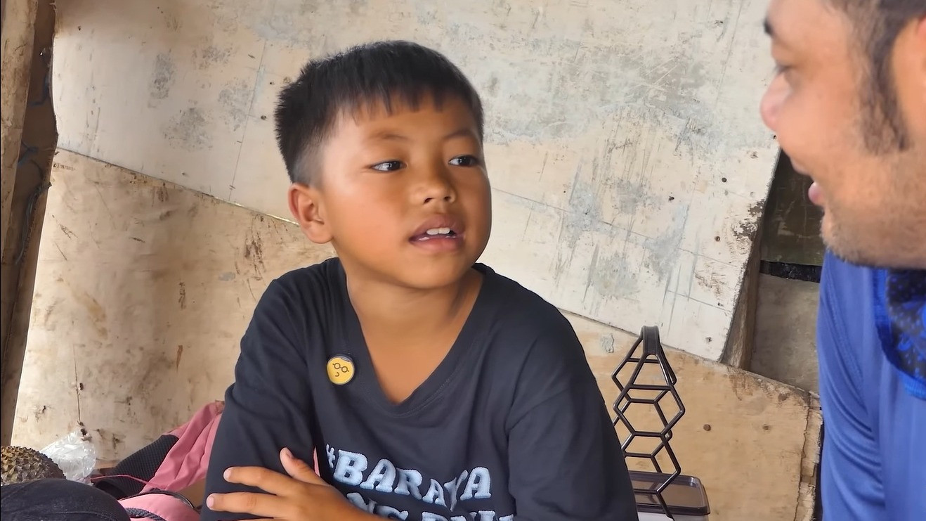 Bocah Dika asal Bandung sering menangkap ular demi mendapat uang jajan