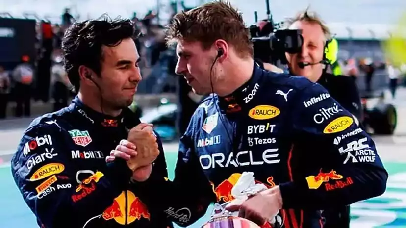 Sergio Perez memperlihatkan helm hadiah yang ia terima dari mantan rekan setimnya, Max Verstappen, pada awal tahun ini.