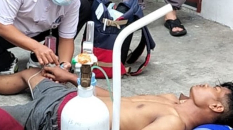 Seorang korban yang diduga keracunan mendapatkan perawatan usai ditemukan bersama tiga korban tewas di kontrakan di Jalan Warakas, Tanjung Priok, Jakarta Utara, Jumat (2/1).
