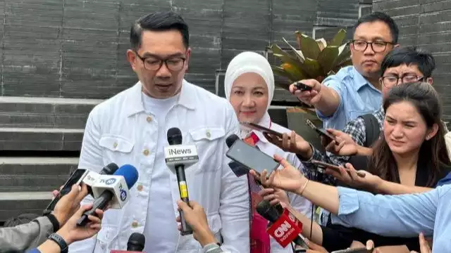 Mantan Gubernur Jawa Barat Ridwan Kamil (kiri) saat memberikan keterangan di Kota Bandung, Jawa Barat.